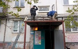 Монтаж и установка козырька в доме по адресу ул. Пушкарская, 61