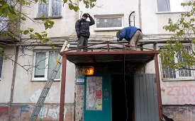Монтаж и установка козырька в доме по адресу ул. Пушкарская, 61
