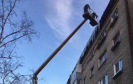 Очистка кровли дома по адресу ул. Дружбы, 23 от ледяных навесов Очистка кровли дома по адресу ул. Дружбы, 23 от ледяных навесов