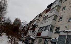 Уборка снежных свесов и наледи с кровли домов