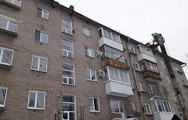 Уборка снежных навесов и наледи с кровель домов