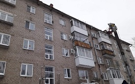 Уборка снежных навесов и наледи с кровель домов