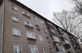 Уборка снежных навесов и наледи с кровли домов