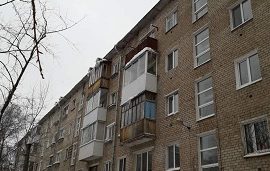 Уборка снежных навесов и наледи с кровель домов