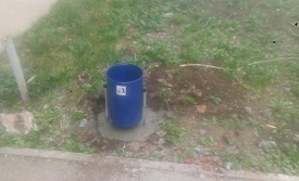 Замена урн возле подъездов