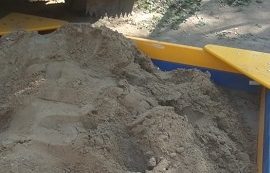 Завоз песка на детскую площадку по адресу ул. Крупской, 55