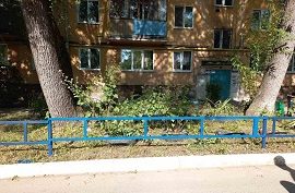 Покраска восстановленной части газонного ограждения дома по адресу ул. Старцева, 47