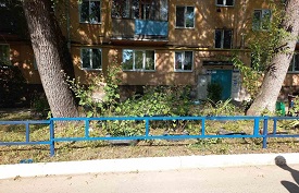 Покраска восстановленной части газонного ограждения дома по адресу ул. Старцева, 47