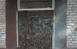 Подготовка входных дверей дома по адресу ул. Крупской, 47 к окрашиванию