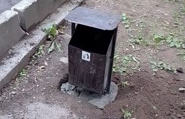 Переустановка урн возле дома по адресу ул. Н. Быстрых, 15