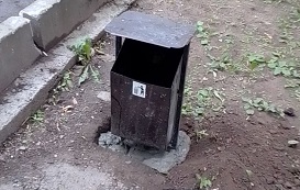 Переустановка урн возле дома по адресу ул. Н. Быстрых, 15