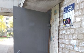 Покраска подъездных дверей дома по адресу ул. Крупской, 59