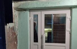 Установка тамбурной двери в доме по адресу ул. Николая Быстрых, 15