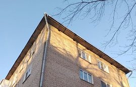 Очистка кровли домов от снега и наледи