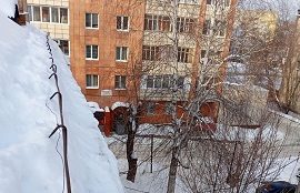 Очистка кровли домов от снега и наледи