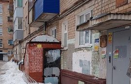 Уборка снега с подъездных козырьков