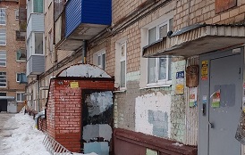 Уборка снега с подъездных козырьков