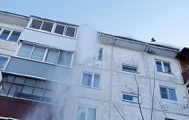 Уборка снега и наледи с кровли домов