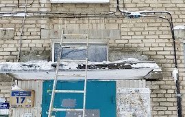Очистка козырьков входных групп от снега