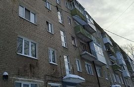 Очистка кровли домов от снега и наледи