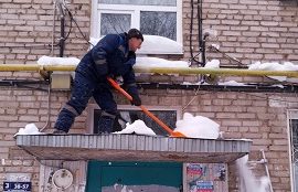 Очистка подъездных козырьков от снега и наледи