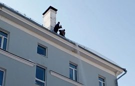 Очистка кровли домов от снега и наледи