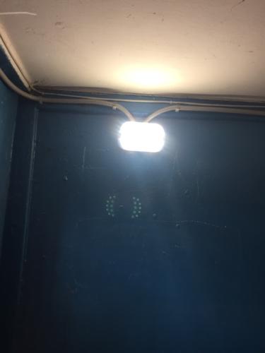 Замена лампочек в подъездном тамбуре и на этажах.
